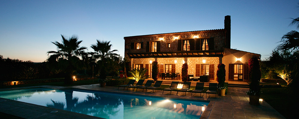 Laue Nächte und eine tolle Atmosphäre Die Finca mit Poollandschaft in Abenstimmtung